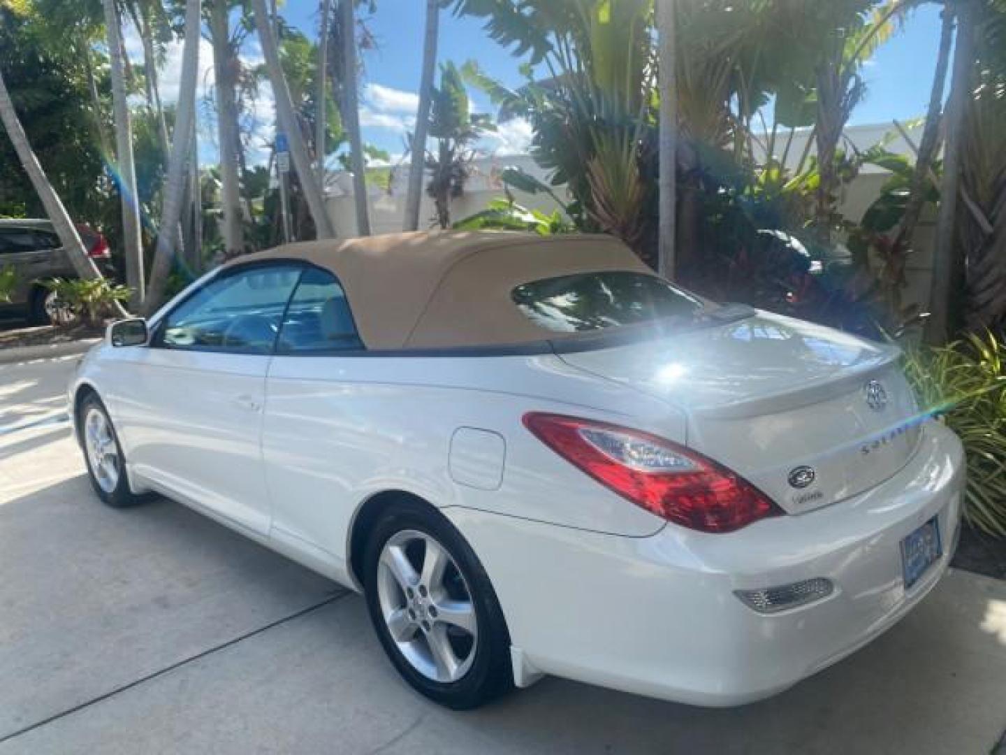 2007 Blizzard Pearl /Ivory Toyota Camry Solara SLE LOW MILES 59,911 SOFT TOP (4T1FA38P07U) with an 3.3L DOHC SMPI VVT-i 24-Valve V6 Engine engine, Automatic transmission, located at 4701 North Dixie Hwy, Pompano Beach, FL, 33064, (954) 422-2889, 26.240938, -80.123474 - OUR WEBPAGE FLORIDACARS1.COM HAS OVER 100 PHOTOS AND FREE CARFAX LINK 2007 TOYOTA CAMRY SOLARA SLE V6 VIN: 4T1FA38P07U119420 4 T 1 F A 3 8 P 0 7 U 1 1 9 4 2 0 CONVERTIBLE 3.3L V6 F DOHC 24V GASOLINE 29 MPG FRONT WHEEL DRIVE Features ABS Brakes Air Conditioning Alloy Wheels AM/FM Stereo Automatic Tra - Photo#40