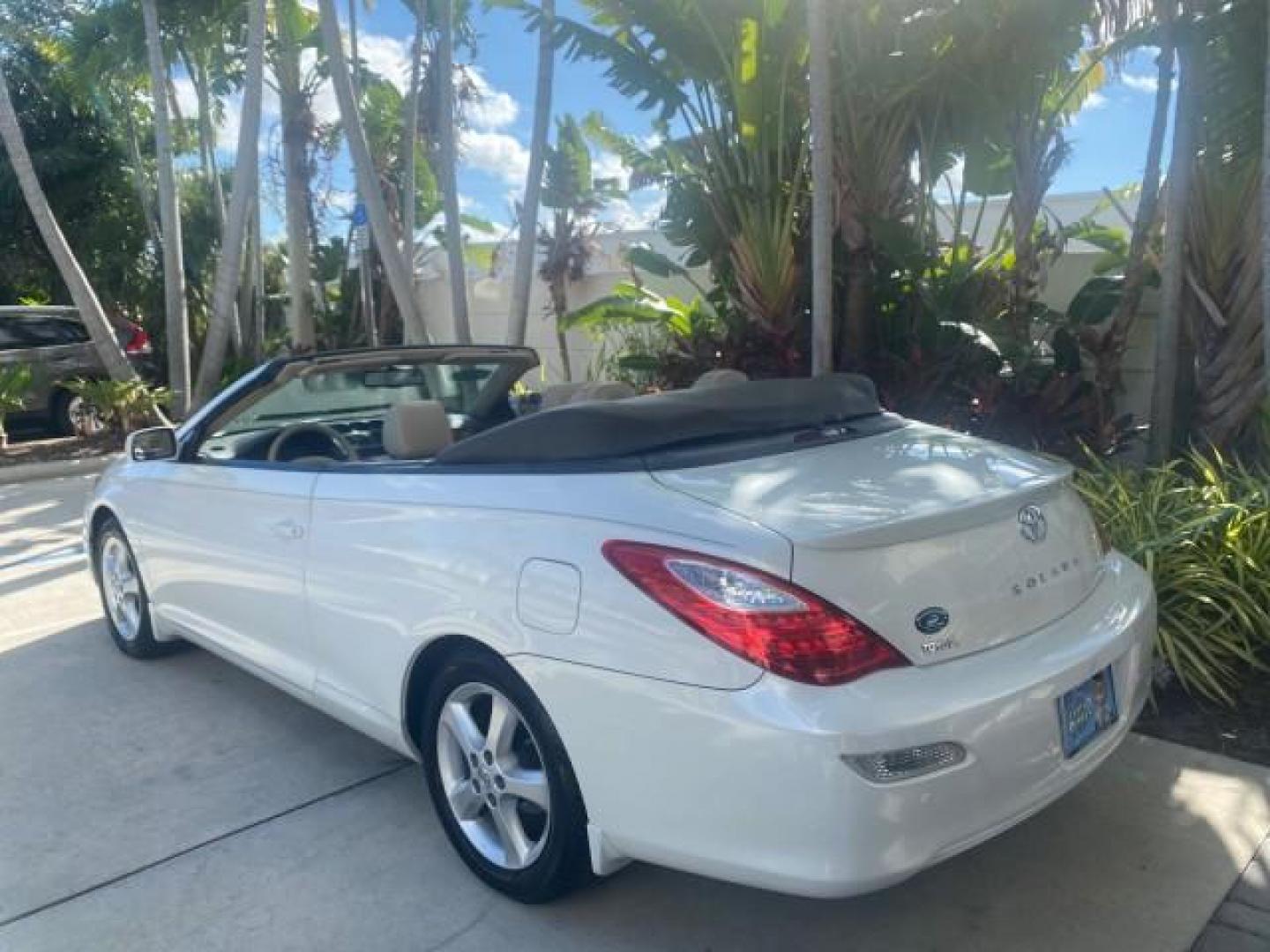 2007 Blizzard Pearl /Ivory Toyota Camry Solara SLE LOW MILES 59,911 SOFT TOP (4T1FA38P07U) with an 3.3L DOHC SMPI VVT-i 24-Valve V6 Engine engine, Automatic transmission, located at 4701 North Dixie Hwy, Pompano Beach, FL, 33064, (954) 422-2889, 26.240938, -80.123474 - OUR WEBPAGE FLORIDACARS1.COM HAS OVER 100 PHOTOS AND FREE CARFAX LINK 2007 TOYOTA CAMRY SOLARA SLE V6 VIN: 4T1FA38P07U119420 4 T 1 F A 3 8 P 0 7 U 1 1 9 4 2 0 CONVERTIBLE 3.3L V6 F DOHC 24V GASOLINE 29 MPG FRONT WHEEL DRIVE Features ABS Brakes Air Conditioning Alloy Wheels AM/FM Stereo Automatic Tra - Photo#41