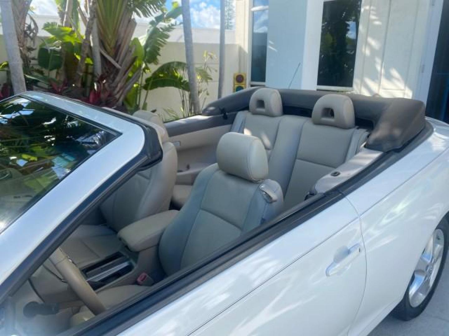 2007 Blizzard Pearl /Ivory Toyota Camry Solara SLE LOW MILES 59,911 SOFT TOP (4T1FA38P07U) with an 3.3L DOHC SMPI VVT-i 24-Valve V6 Engine engine, Automatic transmission, located at 4701 North Dixie Hwy, Pompano Beach, FL, 33064, (954) 422-2889, 26.240938, -80.123474 - OUR WEBPAGE FLORIDACARS1.COM HAS OVER 100 PHOTOS AND FREE CARFAX LINK 2007 TOYOTA CAMRY SOLARA SLE V6 VIN: 4T1FA38P07U119420 4 T 1 F A 3 8 P 0 7 U 1 1 9 4 2 0 CONVERTIBLE 3.3L V6 F DOHC 24V GASOLINE 29 MPG FRONT WHEEL DRIVE Features ABS Brakes Air Conditioning Alloy Wheels AM/FM Stereo Automatic Tra - Photo#52