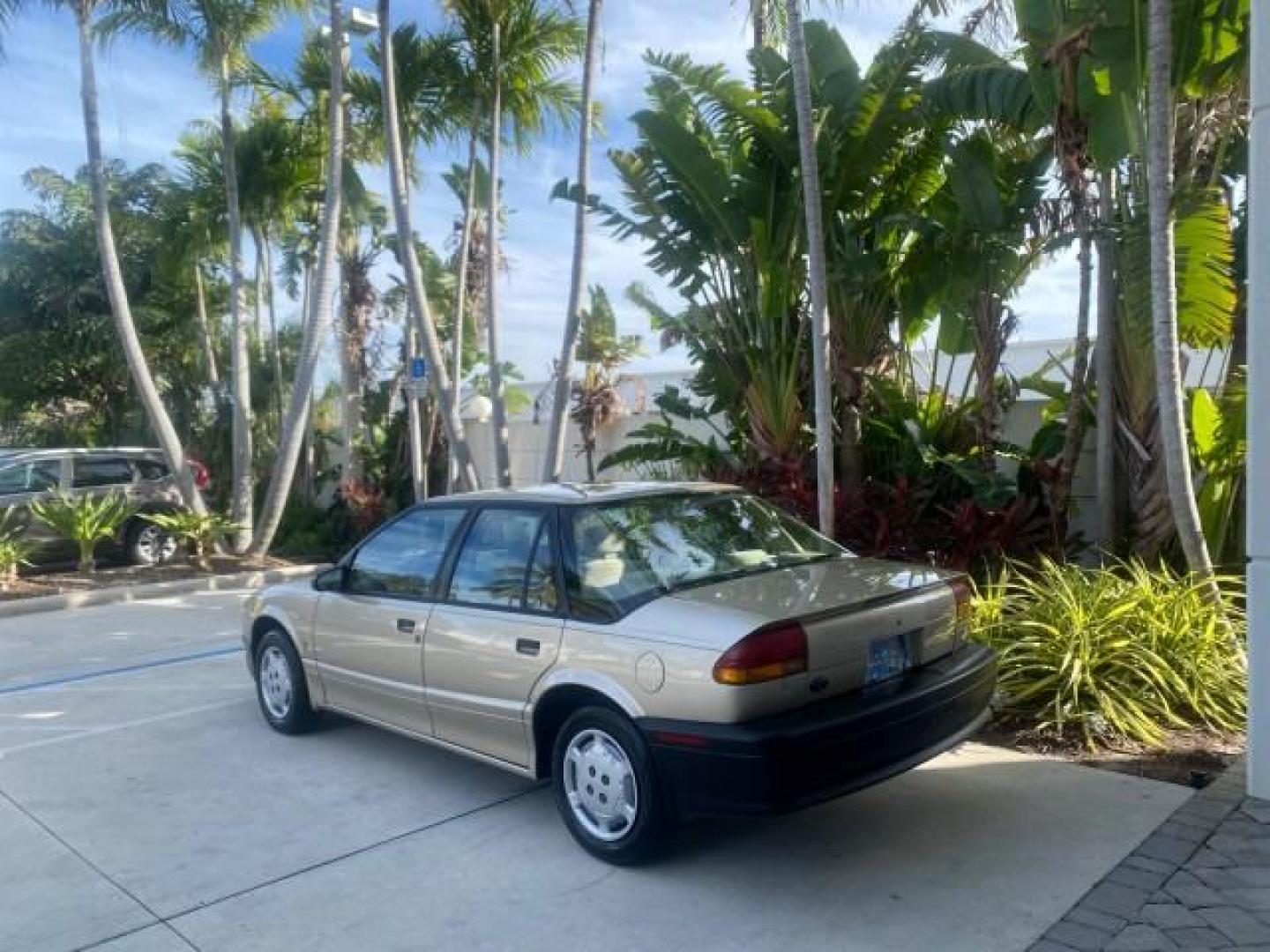 1995 Gold /Tan Saturn SL LOW MILES 70,805 (1G8ZH5282SZ) with an 1.9L 4-Cyl Engine engine, Automatic transmission, located at 4701 North Dixie Hwy, Pompano Beach, FL, 33064, (954) 422-2889, 26.240938, -80.123474 - OUR WEBPAGE FLORIDACARS1.COM HAS OVER 100 PHOTOS AND FREE CARFAX LINK 1995 SATURN S-SERIES SL1 ONE OF A KIND FIND DRIVES AMAZING VERY DEPENDABLE VIN: 1G8ZH5282SZ152130 1 G 8 Z H 5 2 8 2 S Z 1 5 2 1 3 0 SEDAN 4 DR 1.9L I4 F SOHC GASOLINE FRONT WHEEL DRIVE Features Air Conditioning AM/FM Stereo Automa - Photo#5