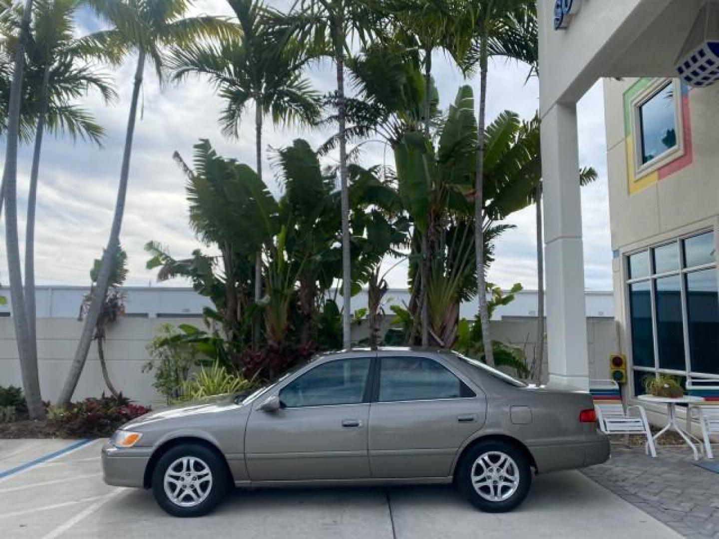 2000 Cashmere Beige Metallic /Oak Toyota Camry LE LOW MILES 63,706 SUNROOF (4T1BG22K1YU) with an 2.2L Twin-Cam EFI 16-Valve 4-Cyl Engine engine, Automatic transmission, located at 4701 North Dixie Hwy, Pompano Beach, FL, 33064, (954) 422-2889, 26.240938, -80.123474 - OUR WEBPAGE FLORIDACARS1.COM HAS OVER 100 PHOTOS AND FREE CARFAX LINK 2000 TOYOTA CAMRY LE LEATHER SUNROOF 4 CYNL LOADED ONE OF THE MOST DEPENDABLE CARS EVER BUILT VIN: 4T1BG22K1YU715920 4 T 1 B G 2 2 K 1 Y U 7 1 5 9 2 0 SEDAN 4 DR 2.2L I4 F 16V GASOLINE 30 MPG FRONT WHEEL DRIVE Features Air Conditi - Photo#4