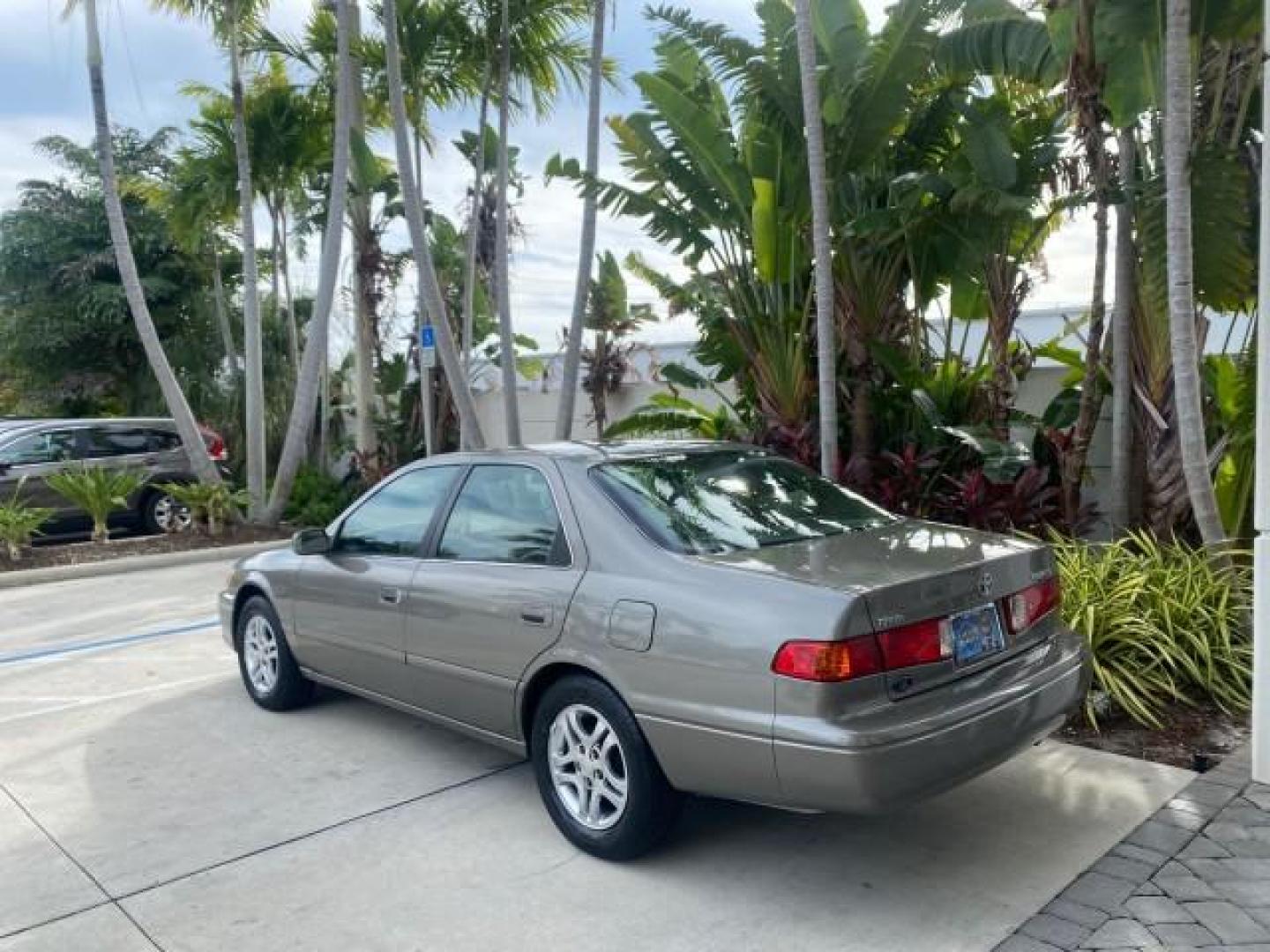 2000 Cashmere Beige Metallic /Oak Toyota Camry LE LOW MILES 63,706 SUNROOF (4T1BG22K1YU) with an 2.2L Twin-Cam EFI 16-Valve 4-Cyl Engine engine, Automatic transmission, located at 4701 North Dixie Hwy, Pompano Beach, FL, 33064, (954) 422-2889, 26.240938, -80.123474 - OUR WEBPAGE FLORIDACARS1.COM HAS OVER 100 PHOTOS AND FREE CARFAX LINK 2000 TOYOTA CAMRY LE LEATHER SUNROOF 4 CYNL LOADED ONE OF THE MOST DEPENDABLE CARS EVER BUILT VIN: 4T1BG22K1YU715920 4 T 1 B G 2 2 K 1 Y U 7 1 5 9 2 0 SEDAN 4 DR 2.2L I4 F 16V GASOLINE 30 MPG FRONT WHEEL DRIVE Features Air Conditi - Photo#5