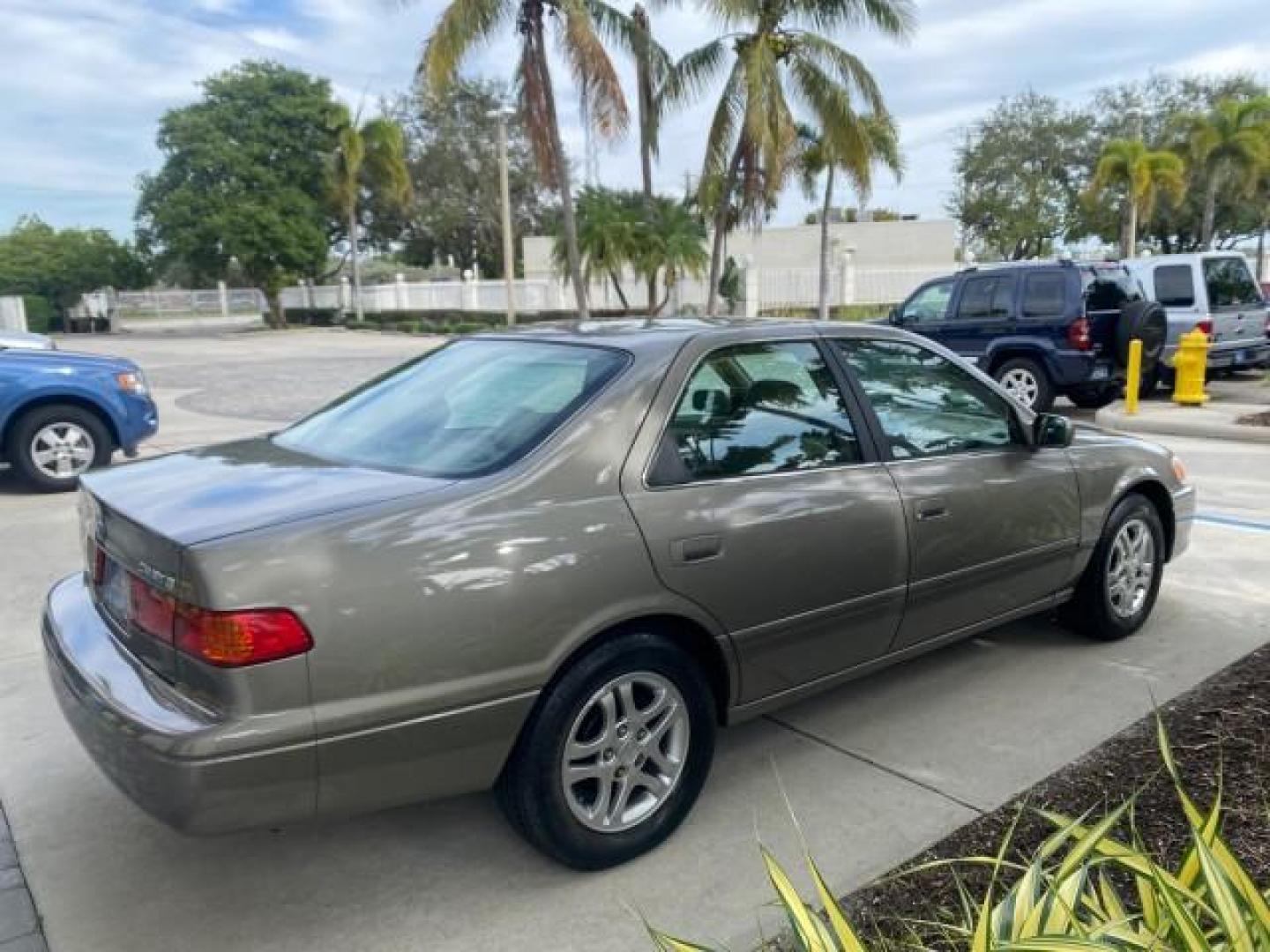 2000 Cashmere Beige Metallic /Oak Toyota Camry LE LOW MILES 63,706 SUNROOF (4T1BG22K1YU) with an 2.2L Twin-Cam EFI 16-Valve 4-Cyl Engine engine, Automatic transmission, located at 4701 North Dixie Hwy, Pompano Beach, FL, 33064, (954) 422-2889, 26.240938, -80.123474 - OUR WEBPAGE FLORIDACARS1.COM HAS OVER 100 PHOTOS AND FREE CARFAX LINK 2000 TOYOTA CAMRY LE LEATHER SUNROOF 4 CYNL LOADED ONE OF THE MOST DEPENDABLE CARS EVER BUILT VIN: 4T1BG22K1YU715920 4 T 1 B G 2 2 K 1 Y U 7 1 5 9 2 0 SEDAN 4 DR 2.2L I4 F 16V GASOLINE 30 MPG FRONT WHEEL DRIVE Features Air Conditi - Photo#7