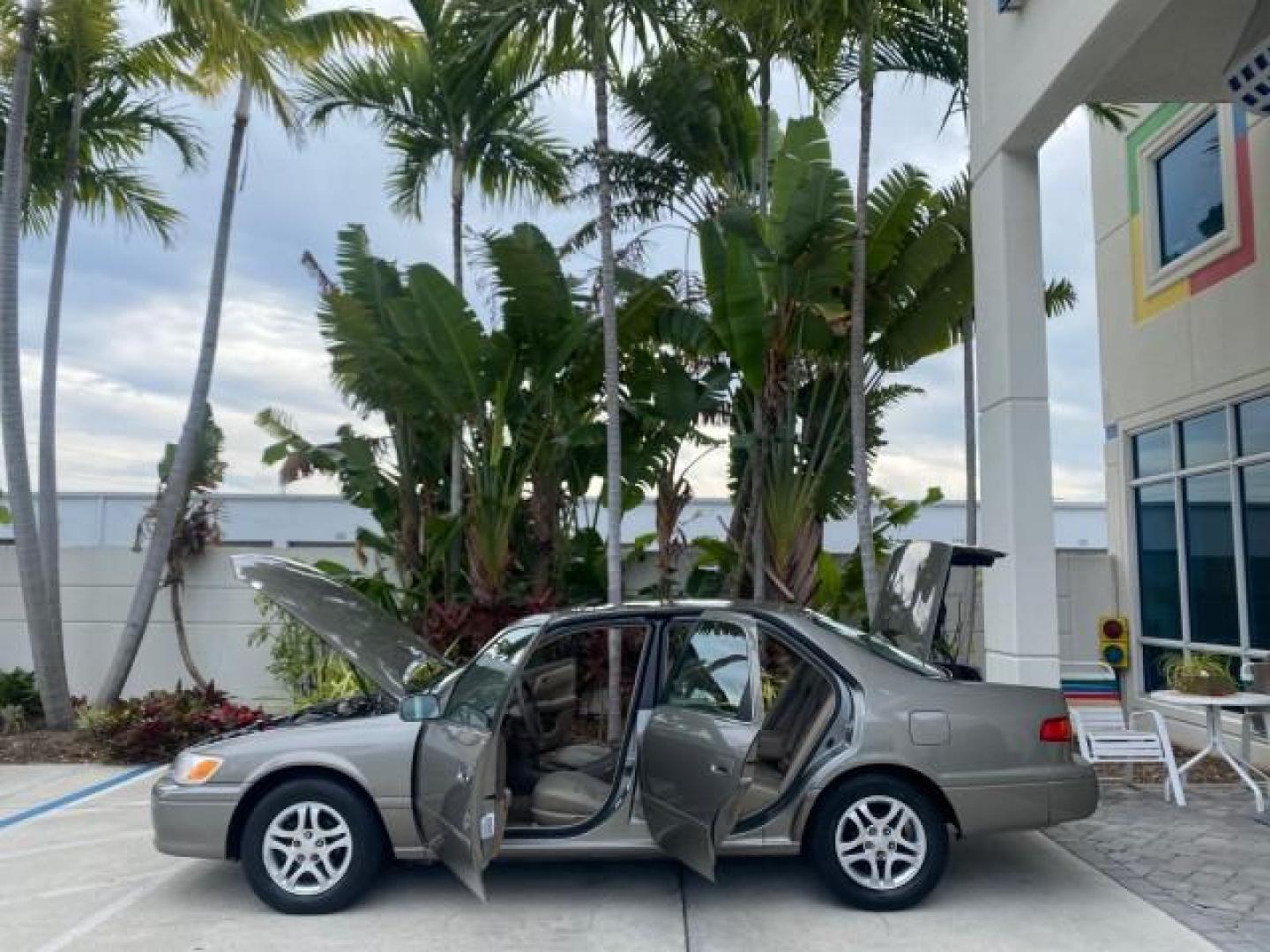 2000 Cashmere Beige Metallic /Oak Toyota Camry LE LOW MILES 63,706 SUNROOF (4T1BG22K1YU) with an 2.2L Twin-Cam EFI 16-Valve 4-Cyl Engine engine, Automatic transmission, located at 4701 North Dixie Hwy, Pompano Beach, FL, 33064, (954) 422-2889, 26.240938, -80.123474 - OUR WEBPAGE FLORIDACARS1.COM HAS OVER 100 PHOTOS AND FREE CARFAX LINK 2000 TOYOTA CAMRY LE LEATHER SUNROOF 4 CYNL LOADED ONE OF THE MOST DEPENDABLE CARS EVER BUILT VIN: 4T1BG22K1YU715920 4 T 1 B G 2 2 K 1 Y U 7 1 5 9 2 0 SEDAN 4 DR 2.2L I4 F 16V GASOLINE 30 MPG FRONT WHEEL DRIVE Features Air Conditi - Photo#8