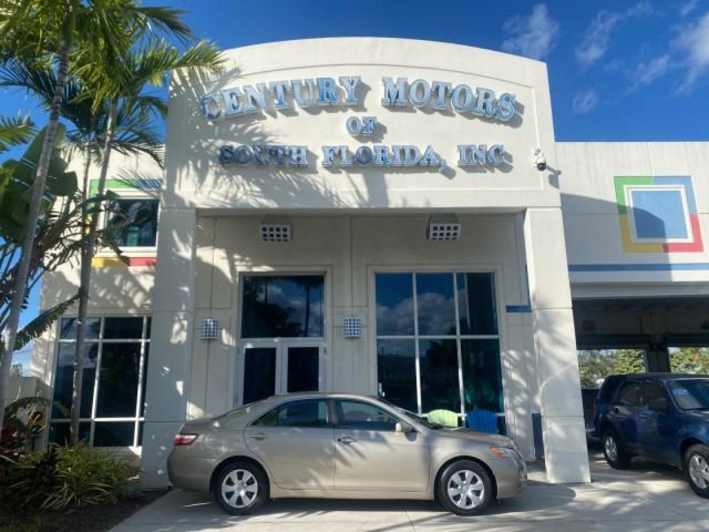2007 Desert Sand Mica /Bisque Toyota Camry LE LOW MILES 44,042 1 OWNER (4T1BE46K77U) with an 2.4L DOHC MPFI VVT-i 16-Valve 4-Cyl Engine engine, Automatic transmission, located at 4701 North Dixie Hwy, Pompano Beach, FL, 33064, (954) 422-2889, 26.240938, -80.123474 - OUR WEBPAGE FLORIDACARS1.COM HAS OVER 100 PHOTOS AND FREE CARFAX LINK 2007 TOYOTA CAMRY LE VIN: 4T1BE46K77U636309 4 T 1 B E 4 6 K 7 7 U 6 3 6 3 0 9 SEDAN 4 DR 2.4L I4 F DOHC 16V GASOLINE 31 MPG FRONT WHEEL DRIVE Features ABS Brakes Air Conditioning AM/FM Stereo Automatic Transmission Auxiliary Audio - Photo#0