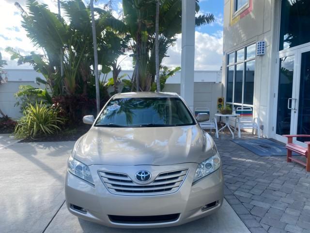 2007 Desert Sand Mica /Bisque Toyota Camry LE LOW MILES 44,042 1 OWNER (4T1BE46K77U) with an 2.4L DOHC MPFI VVT-i 16-Valve 4-Cyl Engine engine, Automatic transmission, located at 4701 North Dixie Hwy, Pompano Beach, FL, 33064, (954) 422-2889, 26.240938, -80.123474 - OUR WEBPAGE FLORIDACARS1.COM HAS OVER 100 PHOTOS AND FREE CARFAX LINK 2007 TOYOTA CAMRY LE VIN: 4T1BE46K77U636309 4 T 1 B E 4 6 K 7 7 U 6 3 6 3 0 9 SEDAN 4 DR 2.4L I4 F DOHC 16V GASOLINE 31 MPG FRONT WHEEL DRIVE Features ABS Brakes Air Conditioning AM/FM Stereo Automatic Transmission Auxiliary Audio - Photo#2