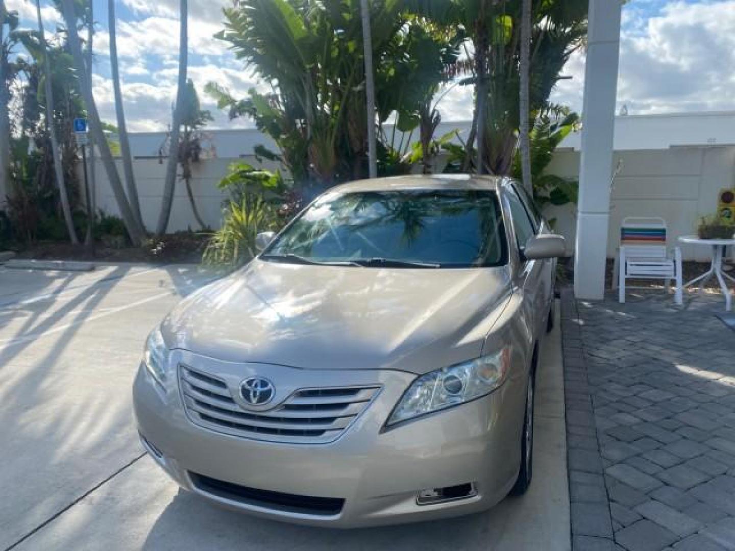 2007 Desert Sand Mica /Bisque Toyota Camry LE LOW MILES 44,042 1 OWNER (4T1BE46K77U) with an 2.4L DOHC MPFI VVT-i 16-Valve 4-Cyl Engine engine, Automatic transmission, located at 4701 North Dixie Hwy, Pompano Beach, FL, 33064, (954) 422-2889, 26.240938, -80.123474 - OUR WEBPAGE FLORIDACARS1.COM HAS OVER 100 PHOTOS AND FREE CARFAX LINK 2007 TOYOTA CAMRY LE VIN: 4T1BE46K77U636309 4 T 1 B E 4 6 K 7 7 U 6 3 6 3 0 9 SEDAN 4 DR 2.4L I4 F DOHC 16V GASOLINE 31 MPG FRONT WHEEL DRIVE Features ABS Brakes Air Conditioning AM/FM Stereo Automatic Transmission Auxiliary Audio - Photo#3