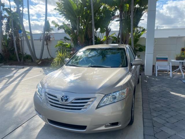2007 Desert Sand Mica /Bisque Toyota Camry LE LOW MILES 44,042 1 OWNER (4T1BE46K77U) with an 2.4L DOHC MPFI VVT-i 16-Valve 4-Cyl Engine engine, Automatic transmission, located at 4701 North Dixie Hwy, Pompano Beach, FL, 33064, (954) 422-2889, 26.240938, -80.123474 - OUR WEBPAGE FLORIDACARS1.COM HAS OVER 100 PHOTOS AND FREE CARFAX LINK 2007 TOYOTA CAMRY LE VIN: 4T1BE46K77U636309 4 T 1 B E 4 6 K 7 7 U 6 3 6 3 0 9 SEDAN 4 DR 2.4L I4 F DOHC 16V GASOLINE 31 MPG FRONT WHEEL DRIVE Features ABS Brakes Air Conditioning AM/FM Stereo Automatic Transmission Auxiliary Audio - Photo#3