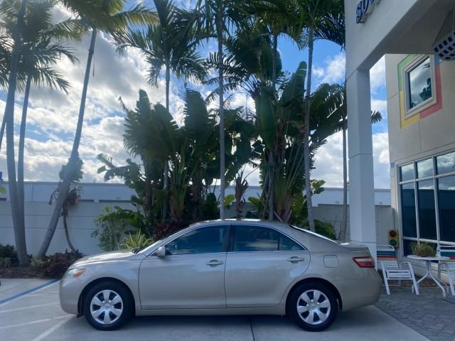 2007 Desert Sand Mica /Bisque Toyota Camry LE LOW MILES 44,042 1 OWNER (4T1BE46K77U) with an 2.4L DOHC MPFI VVT-i 16-Valve 4-Cyl Engine engine, Automatic transmission, located at 4701 North Dixie Hwy, Pompano Beach, FL, 33064, (954) 422-2889, 26.240938, -80.123474 - OUR WEBPAGE FLORIDACARS1.COM HAS OVER 100 PHOTOS AND FREE CARFAX LINK 2007 TOYOTA CAMRY LE VIN: 4T1BE46K77U636309 4 T 1 B E 4 6 K 7 7 U 6 3 6 3 0 9 SEDAN 4 DR 2.4L I4 F DOHC 16V GASOLINE 31 MPG FRONT WHEEL DRIVE Features ABS Brakes Air Conditioning AM/FM Stereo Automatic Transmission Auxiliary Audio - Photo#4