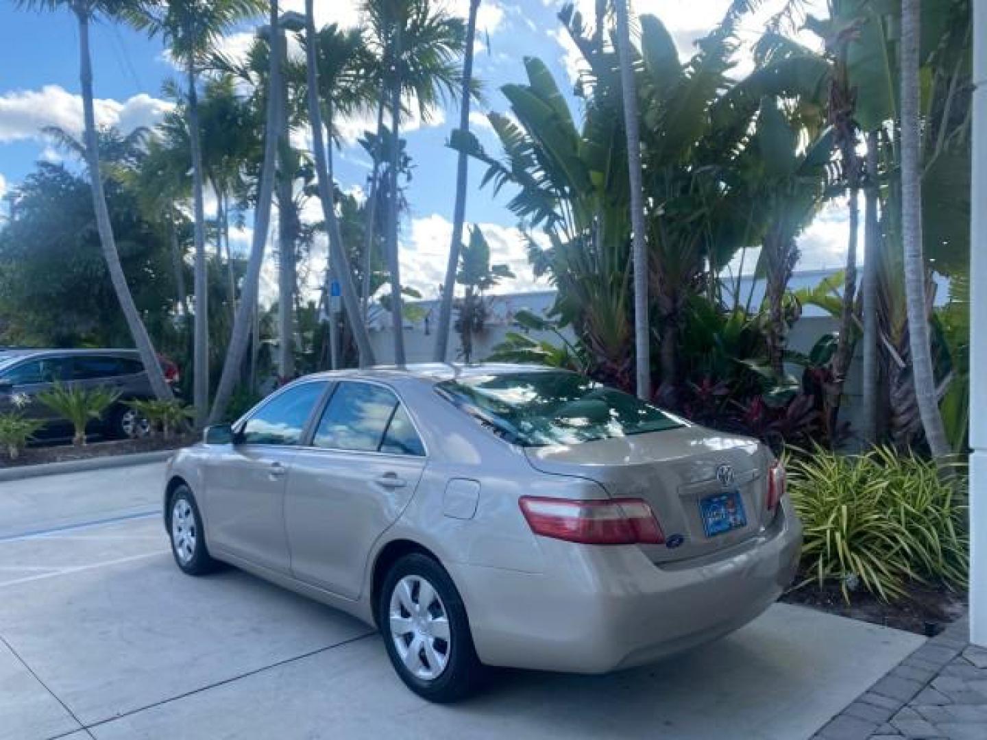 2007 Desert Sand Mica /Bisque Toyota Camry LE LOW MILES 44,042 1 OWNER (4T1BE46K77U) with an 2.4L DOHC MPFI VVT-i 16-Valve 4-Cyl Engine engine, Automatic transmission, located at 4701 North Dixie Hwy, Pompano Beach, FL, 33064, (954) 422-2889, 26.240938, -80.123474 - OUR WEBPAGE FLORIDACARS1.COM HAS OVER 100 PHOTOS AND FREE CARFAX LINK 2007 TOYOTA CAMRY LE VIN: 4T1BE46K77U636309 4 T 1 B E 4 6 K 7 7 U 6 3 6 3 0 9 SEDAN 4 DR 2.4L I4 F DOHC 16V GASOLINE 31 MPG FRONT WHEEL DRIVE Features ABS Brakes Air Conditioning AM/FM Stereo Automatic Transmission Auxiliary Audio - Photo#5