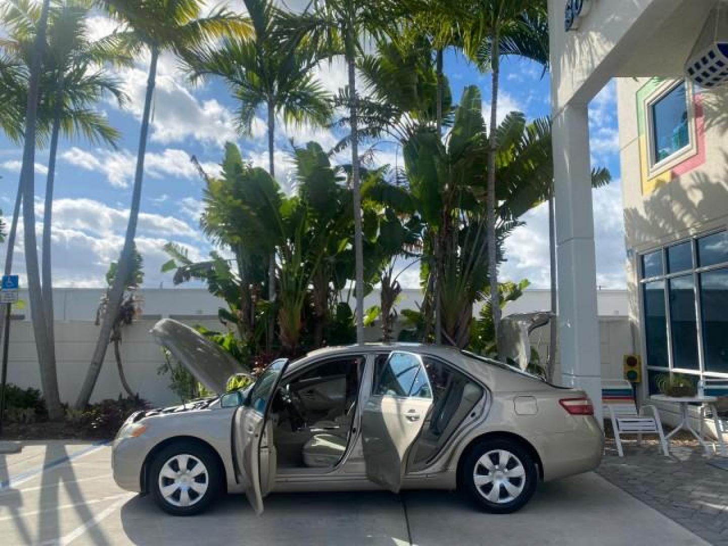 2007 Desert Sand Mica /Bisque Toyota Camry LE LOW MILES 44,042 1 OWNER (4T1BE46K77U) with an 2.4L DOHC MPFI VVT-i 16-Valve 4-Cyl Engine engine, Automatic transmission, located at 4701 North Dixie Hwy, Pompano Beach, FL, 33064, (954) 422-2889, 26.240938, -80.123474 - OUR WEBPAGE FLORIDACARS1.COM HAS OVER 100 PHOTOS AND FREE CARFAX LINK 2007 TOYOTA CAMRY LE VIN: 4T1BE46K77U636309 4 T 1 B E 4 6 K 7 7 U 6 3 6 3 0 9 SEDAN 4 DR 2.4L I4 F DOHC 16V GASOLINE 31 MPG FRONT WHEEL DRIVE Features ABS Brakes Air Conditioning AM/FM Stereo Automatic Transmission Auxiliary Audio - Photo#8