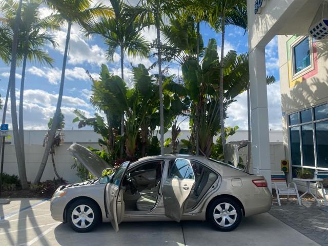 2007 Desert Sand Mica /Bisque Toyota Camry LE LOW MILES 44,042 1 OWNER (4T1BE46K77U) with an 2.4L DOHC MPFI VVT-i 16-Valve 4-Cyl Engine engine, Automatic transmission, located at 4701 North Dixie Hwy, Pompano Beach, FL, 33064, (954) 422-2889, 26.240938, -80.123474 - OUR WEBPAGE FLORIDACARS1.COM HAS OVER 100 PHOTOS AND FREE CARFAX LINK 2007 TOYOTA CAMRY LE VIN: 4T1BE46K77U636309 4 T 1 B E 4 6 K 7 7 U 6 3 6 3 0 9 SEDAN 4 DR 2.4L I4 F DOHC 16V GASOLINE 31 MPG FRONT WHEEL DRIVE Features ABS Brakes Air Conditioning AM/FM Stereo Automatic Transmission Auxiliary Audio - Photo#8