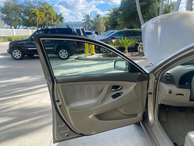 2007 Desert Sand Mica /Bisque Toyota Camry LE LOW MILES 44,042 1 OWNER (4T1BE46K77U) with an 2.4L DOHC MPFI VVT-i 16-Valve 4-Cyl Engine engine, Automatic transmission, located at 4701 North Dixie Hwy, Pompano Beach, FL, 33064, (954) 422-2889, 26.240938, -80.123474 - OUR WEBPAGE FLORIDACARS1.COM HAS OVER 100 PHOTOS AND FREE CARFAX LINK 2007 TOYOTA CAMRY LE VIN: 4T1BE46K77U636309 4 T 1 B E 4 6 K 7 7 U 6 3 6 3 0 9 SEDAN 4 DR 2.4L I4 F DOHC 16V GASOLINE 31 MPG FRONT WHEEL DRIVE Features ABS Brakes Air Conditioning AM/FM Stereo Automatic Transmission Auxiliary Audio - Photo#9