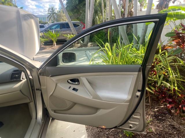 2007 Desert Sand Mica /Bisque Toyota Camry LE LOW MILES 44,042 1 OWNER (4T1BE46K77U) with an 2.4L DOHC MPFI VVT-i 16-Valve 4-Cyl Engine engine, Automatic transmission, located at 4701 North Dixie Hwy, Pompano Beach, FL, 33064, (954) 422-2889, 26.240938, -80.123474 - OUR WEBPAGE FLORIDACARS1.COM HAS OVER 100 PHOTOS AND FREE CARFAX LINK 2007 TOYOTA CAMRY LE VIN: 4T1BE46K77U636309 4 T 1 B E 4 6 K 7 7 U 6 3 6 3 0 9 SEDAN 4 DR 2.4L I4 F DOHC 16V GASOLINE 31 MPG FRONT WHEEL DRIVE Features ABS Brakes Air Conditioning AM/FM Stereo Automatic Transmission Auxiliary Audio - Photo#11