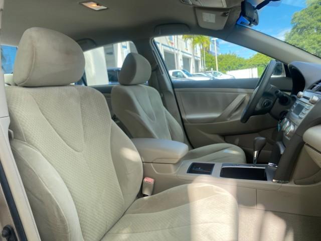 2007 Desert Sand Mica /Bisque Toyota Camry LE LOW MILES 44,042 1 OWNER (4T1BE46K77U) with an 2.4L DOHC MPFI VVT-i 16-Valve 4-Cyl Engine engine, Automatic transmission, located at 4701 North Dixie Hwy, Pompano Beach, FL, 33064, (954) 422-2889, 26.240938, -80.123474 - OUR WEBPAGE FLORIDACARS1.COM HAS OVER 100 PHOTOS AND FREE CARFAX LINK 2007 TOYOTA CAMRY LE VIN: 4T1BE46K77U636309 4 T 1 B E 4 6 K 7 7 U 6 3 6 3 0 9 SEDAN 4 DR 2.4L I4 F DOHC 16V GASOLINE 31 MPG FRONT WHEEL DRIVE Features ABS Brakes Air Conditioning AM/FM Stereo Automatic Transmission Auxiliary Audio - Photo#12