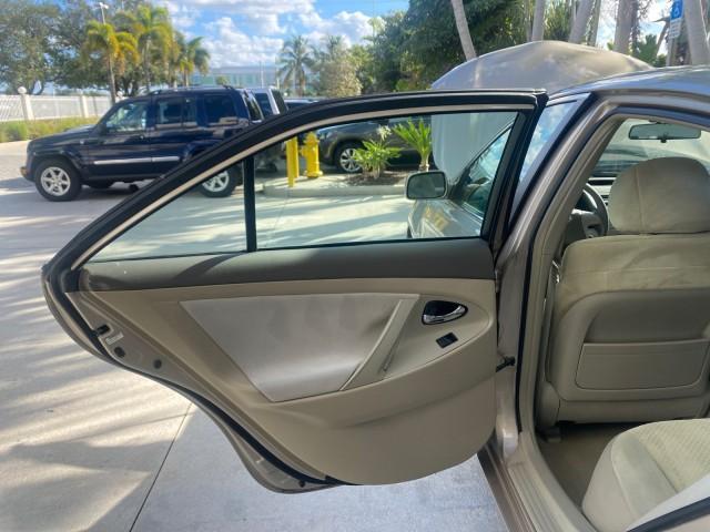 2007 Desert Sand Mica /Bisque Toyota Camry LE LOW MILES 44,042 1 OWNER (4T1BE46K77U) with an 2.4L DOHC MPFI VVT-i 16-Valve 4-Cyl Engine engine, Automatic transmission, located at 4701 North Dixie Hwy, Pompano Beach, FL, 33064, (954) 422-2889, 26.240938, -80.123474 - OUR WEBPAGE FLORIDACARS1.COM HAS OVER 100 PHOTOS AND FREE CARFAX LINK 2007 TOYOTA CAMRY LE VIN: 4T1BE46K77U636309 4 T 1 B E 4 6 K 7 7 U 6 3 6 3 0 9 SEDAN 4 DR 2.4L I4 F DOHC 16V GASOLINE 31 MPG FRONT WHEEL DRIVE Features ABS Brakes Air Conditioning AM/FM Stereo Automatic Transmission Auxiliary Audio - Photo#13