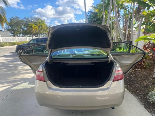 2007 Desert Sand Mica /Bisque Toyota Camry LE LOW MILES 44,042 1 OWNER (4T1BE46K77U) with an 2.4L DOHC MPFI VVT-i 16-Valve 4-Cyl Engine engine, Automatic transmission, located at 4701 North Dixie Hwy, Pompano Beach, FL, 33064, (954) 422-2889, 26.240938, -80.123474 - OUR WEBPAGE FLORIDACARS1.COM HAS OVER 100 PHOTOS AND FREE CARFAX LINK 2007 TOYOTA CAMRY LE VIN: 4T1BE46K77U636309 4 T 1 B E 4 6 K 7 7 U 6 3 6 3 0 9 SEDAN 4 DR 2.4L I4 F DOHC 16V GASOLINE 31 MPG FRONT WHEEL DRIVE Features ABS Brakes Air Conditioning AM/FM Stereo Automatic Transmission Auxiliary Audio - Photo#15