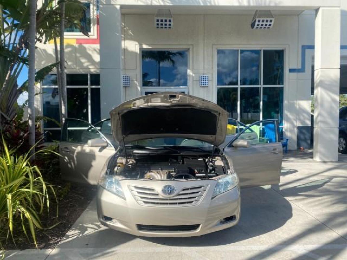 2007 Desert Sand Mica /Bisque Toyota Camry LE LOW MILES 44,042 1 OWNER (4T1BE46K77U) with an 2.4L DOHC MPFI VVT-i 16-Valve 4-Cyl Engine engine, Automatic transmission, located at 4701 North Dixie Hwy, Pompano Beach, FL, 33064, (954) 422-2889, 26.240938, -80.123474 - OUR WEBPAGE FLORIDACARS1.COM HAS OVER 100 PHOTOS AND FREE CARFAX LINK 2007 TOYOTA CAMRY LE VIN: 4T1BE46K77U636309 4 T 1 B E 4 6 K 7 7 U 6 3 6 3 0 9 SEDAN 4 DR 2.4L I4 F DOHC 16V GASOLINE 31 MPG FRONT WHEEL DRIVE Features ABS Brakes Air Conditioning AM/FM Stereo Automatic Transmission Auxiliary Audio - Photo#16