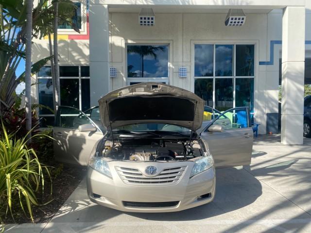 2007 Desert Sand Mica /Bisque Toyota Camry LE LOW MILES 44,042 1 OWNER (4T1BE46K77U) with an 2.4L DOHC MPFI VVT-i 16-Valve 4-Cyl Engine engine, Automatic transmission, located at 4701 North Dixie Hwy, Pompano Beach, FL, 33064, (954) 422-2889, 26.240938, -80.123474 - OUR WEBPAGE FLORIDACARS1.COM HAS OVER 100 PHOTOS AND FREE CARFAX LINK 2007 TOYOTA CAMRY LE VIN: 4T1BE46K77U636309 4 T 1 B E 4 6 K 7 7 U 6 3 6 3 0 9 SEDAN 4 DR 2.4L I4 F DOHC 16V GASOLINE 31 MPG FRONT WHEEL DRIVE Features ABS Brakes Air Conditioning AM/FM Stereo Automatic Transmission Auxiliary Audio - Photo#16
