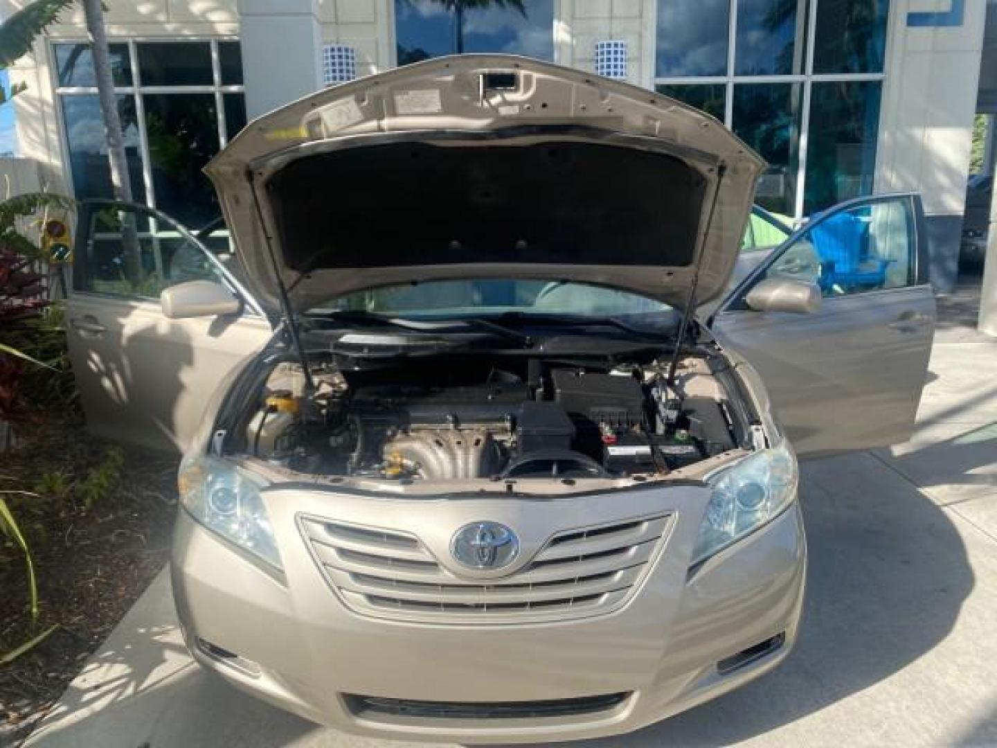 2007 Desert Sand Mica /Bisque Toyota Camry LE LOW MILES 44,042 1 OWNER (4T1BE46K77U) with an 2.4L DOHC MPFI VVT-i 16-Valve 4-Cyl Engine engine, Automatic transmission, located at 4701 North Dixie Hwy, Pompano Beach, FL, 33064, (954) 422-2889, 26.240938, -80.123474 - OUR WEBPAGE FLORIDACARS1.COM HAS OVER 100 PHOTOS AND FREE CARFAX LINK 2007 TOYOTA CAMRY LE VIN: 4T1BE46K77U636309 4 T 1 B E 4 6 K 7 7 U 6 3 6 3 0 9 SEDAN 4 DR 2.4L I4 F DOHC 16V GASOLINE 31 MPG FRONT WHEEL DRIVE Features ABS Brakes Air Conditioning AM/FM Stereo Automatic Transmission Auxiliary Audio - Photo#17
