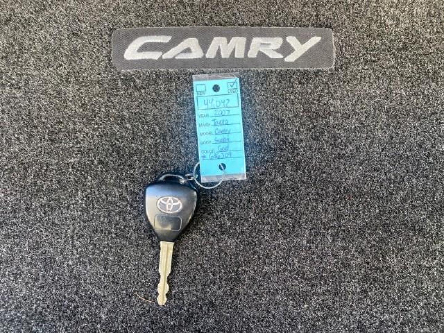 2007 Desert Sand Mica /Bisque Toyota Camry LE LOW MILES 44,042 1 OWNER (4T1BE46K77U) with an 2.4L DOHC MPFI VVT-i 16-Valve 4-Cyl Engine engine, Automatic transmission, located at 4701 North Dixie Hwy, Pompano Beach, FL, 33064, (954) 422-2889, 26.240938, -80.123474 - OUR WEBPAGE FLORIDACARS1.COM HAS OVER 100 PHOTOS AND FREE CARFAX LINK 2007 TOYOTA CAMRY LE VIN: 4T1BE46K77U636309 4 T 1 B E 4 6 K 7 7 U 6 3 6 3 0 9 SEDAN 4 DR 2.4L I4 F DOHC 16V GASOLINE 31 MPG FRONT WHEEL DRIVE Features ABS Brakes Air Conditioning AM/FM Stereo Automatic Transmission Auxiliary Audio - Photo#23