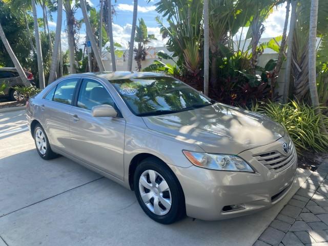 2007 Desert Sand Mica /Bisque Toyota Camry LE LOW MILES 44,042 1 OWNER (4T1BE46K77U) with an 2.4L DOHC MPFI VVT-i 16-Valve 4-Cyl Engine engine, Automatic transmission, located at 4701 North Dixie Hwy, Pompano Beach, FL, 33064, (954) 422-2889, 26.240938, -80.123474 - OUR WEBPAGE FLORIDACARS1.COM HAS OVER 100 PHOTOS AND FREE CARFAX LINK 2007 TOYOTA CAMRY LE VIN: 4T1BE46K77U636309 4 T 1 B E 4 6 K 7 7 U 6 3 6 3 0 9 SEDAN 4 DR 2.4L I4 F DOHC 16V GASOLINE 31 MPG FRONT WHEEL DRIVE Features ABS Brakes Air Conditioning AM/FM Stereo Automatic Transmission Auxiliary Audio - Photo#24