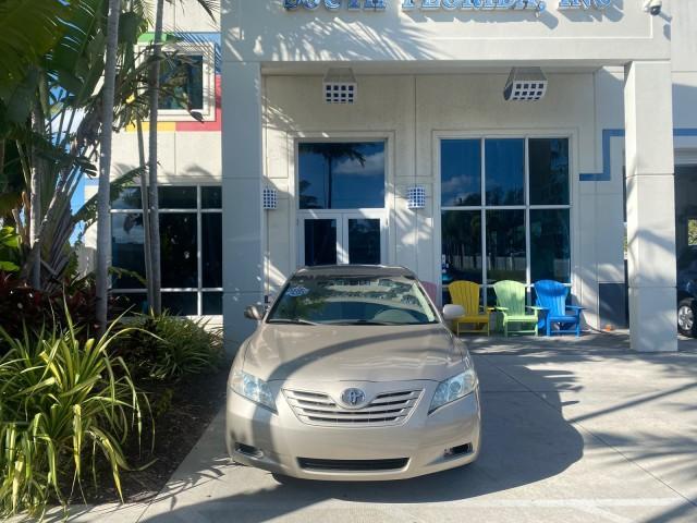 2007 Desert Sand Mica /Bisque Toyota Camry LE LOW MILES 44,042 1 OWNER (4T1BE46K77U) with an 2.4L DOHC MPFI VVT-i 16-Valve 4-Cyl Engine engine, Automatic transmission, located at 4701 North Dixie Hwy, Pompano Beach, FL, 33064, (954) 422-2889, 26.240938, -80.123474 - OUR WEBPAGE FLORIDACARS1.COM HAS OVER 100 PHOTOS AND FREE CARFAX LINK 2007 TOYOTA CAMRY LE VIN: 4T1BE46K77U636309 4 T 1 B E 4 6 K 7 7 U 6 3 6 3 0 9 SEDAN 4 DR 2.4L I4 F DOHC 16V GASOLINE 31 MPG FRONT WHEEL DRIVE Features ABS Brakes Air Conditioning AM/FM Stereo Automatic Transmission Auxiliary Audio - Photo#28