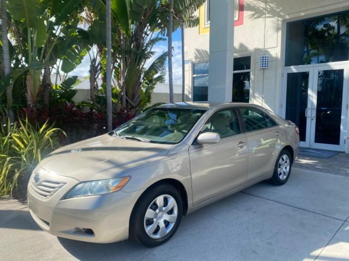 2007 Desert Sand Mica /Bisque Toyota Camry LE LOW MILES 44,042 1 OWNER (4T1BE46K77U) with an 2.4L DOHC MPFI VVT-i 16-Valve 4-Cyl Engine engine, Automatic transmission, located at 4701 North Dixie Hwy, Pompano Beach, FL, 33064, (954) 422-2889, 26.240938, -80.123474 - OUR WEBPAGE FLORIDACARS1.COM HAS OVER 100 PHOTOS AND FREE CARFAX LINK 2007 TOYOTA CAMRY LE VIN: 4T1BE46K77U636309 4 T 1 B E 4 6 K 7 7 U 6 3 6 3 0 9 SEDAN 4 DR 2.4L I4 F DOHC 16V GASOLINE 31 MPG FRONT WHEEL DRIVE Features ABS Brakes Air Conditioning AM/FM Stereo Automatic Transmission Auxiliary Audio - Photo#31