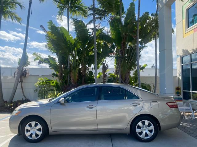 2007 Desert Sand Mica /Bisque Toyota Camry LE LOW MILES 44,042 1 OWNER (4T1BE46K77U) with an 2.4L DOHC MPFI VVT-i 16-Valve 4-Cyl Engine engine, Automatic transmission, located at 4701 North Dixie Hwy, Pompano Beach, FL, 33064, (954) 422-2889, 26.240938, -80.123474 - OUR WEBPAGE FLORIDACARS1.COM HAS OVER 100 PHOTOS AND FREE CARFAX LINK 2007 TOYOTA CAMRY LE VIN: 4T1BE46K77U636309 4 T 1 B E 4 6 K 7 7 U 6 3 6 3 0 9 SEDAN 4 DR 2.4L I4 F DOHC 16V GASOLINE 31 MPG FRONT WHEEL DRIVE Features ABS Brakes Air Conditioning AM/FM Stereo Automatic Transmission Auxiliary Audio - Photo#33