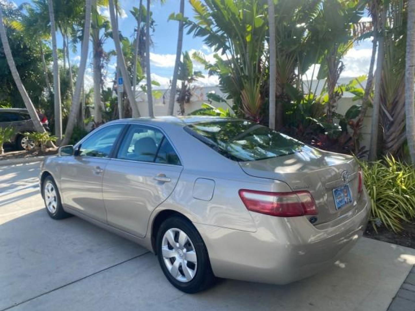 2007 Desert Sand Mica /Bisque Toyota Camry LE LOW MILES 44,042 1 OWNER (4T1BE46K77U) with an 2.4L DOHC MPFI VVT-i 16-Valve 4-Cyl Engine engine, Automatic transmission, located at 4701 North Dixie Hwy, Pompano Beach, FL, 33064, (954) 422-2889, 26.240938, -80.123474 - OUR WEBPAGE FLORIDACARS1.COM HAS OVER 100 PHOTOS AND FREE CARFAX LINK 2007 TOYOTA CAMRY LE VIN: 4T1BE46K77U636309 4 T 1 B E 4 6 K 7 7 U 6 3 6 3 0 9 SEDAN 4 DR 2.4L I4 F DOHC 16V GASOLINE 31 MPG FRONT WHEEL DRIVE Features ABS Brakes Air Conditioning AM/FM Stereo Automatic Transmission Auxiliary Audio - Photo#35