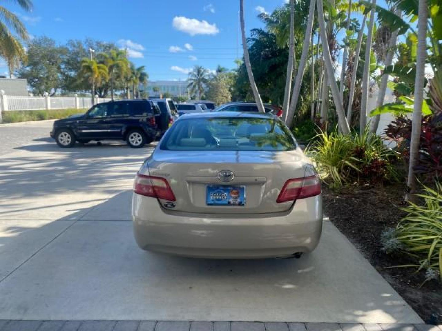 2007 Desert Sand Mica /Bisque Toyota Camry LE LOW MILES 44,042 1 OWNER (4T1BE46K77U) with an 2.4L DOHC MPFI VVT-i 16-Valve 4-Cyl Engine engine, Automatic transmission, located at 4701 North Dixie Hwy, Pompano Beach, FL, 33064, (954) 422-2889, 26.240938, -80.123474 - OUR WEBPAGE FLORIDACARS1.COM HAS OVER 100 PHOTOS AND FREE CARFAX LINK 2007 TOYOTA CAMRY LE VIN: 4T1BE46K77U636309 4 T 1 B E 4 6 K 7 7 U 6 3 6 3 0 9 SEDAN 4 DR 2.4L I4 F DOHC 16V GASOLINE 31 MPG FRONT WHEEL DRIVE Features ABS Brakes Air Conditioning AM/FM Stereo Automatic Transmission Auxiliary Audio - Photo#36