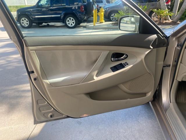 2007 Desert Sand Mica /Bisque Toyota Camry LE LOW MILES 44,042 1 OWNER (4T1BE46K77U) with an 2.4L DOHC MPFI VVT-i 16-Valve 4-Cyl Engine engine, Automatic transmission, located at 4701 North Dixie Hwy, Pompano Beach, FL, 33064, (954) 422-2889, 26.240938, -80.123474 - OUR WEBPAGE FLORIDACARS1.COM HAS OVER 100 PHOTOS AND FREE CARFAX LINK 2007 TOYOTA CAMRY LE VIN: 4T1BE46K77U636309 4 T 1 B E 4 6 K 7 7 U 6 3 6 3 0 9 SEDAN 4 DR 2.4L I4 F DOHC 16V GASOLINE 31 MPG FRONT WHEEL DRIVE Features ABS Brakes Air Conditioning AM/FM Stereo Automatic Transmission Auxiliary Audio - Photo#42