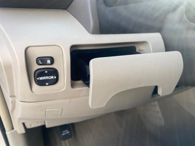 2007 Desert Sand Mica /Bisque Toyota Camry LE LOW MILES 44,042 1 OWNER (4T1BE46K77U) with an 2.4L DOHC MPFI VVT-i 16-Valve 4-Cyl Engine engine, Automatic transmission, located at 4701 North Dixie Hwy, Pompano Beach, FL, 33064, (954) 422-2889, 26.240938, -80.123474 - OUR WEBPAGE FLORIDACARS1.COM HAS OVER 100 PHOTOS AND FREE CARFAX LINK 2007 TOYOTA CAMRY LE VIN: 4T1BE46K77U636309 4 T 1 B E 4 6 K 7 7 U 6 3 6 3 0 9 SEDAN 4 DR 2.4L I4 F DOHC 16V GASOLINE 31 MPG FRONT WHEEL DRIVE Features ABS Brakes Air Conditioning AM/FM Stereo Automatic Transmission Auxiliary Audio - Photo#53