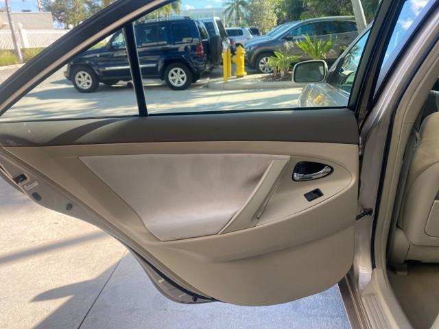 2007 Desert Sand Mica /Bisque Toyota Camry LE LOW MILES 44,042 1 OWNER (4T1BE46K77U) with an 2.4L DOHC MPFI VVT-i 16-Valve 4-Cyl Engine engine, Automatic transmission, located at 4701 North Dixie Hwy, Pompano Beach, FL, 33064, (954) 422-2889, 26.240938, -80.123474 - OUR WEBPAGE FLORIDACARS1.COM HAS OVER 100 PHOTOS AND FREE CARFAX LINK 2007 TOYOTA CAMRY LE VIN: 4T1BE46K77U636309 4 T 1 B E 4 6 K 7 7 U 6 3 6 3 0 9 SEDAN 4 DR 2.4L I4 F DOHC 16V GASOLINE 31 MPG FRONT WHEEL DRIVE Features ABS Brakes Air Conditioning AM/FM Stereo Automatic Transmission Auxiliary Audio - Photo#69
