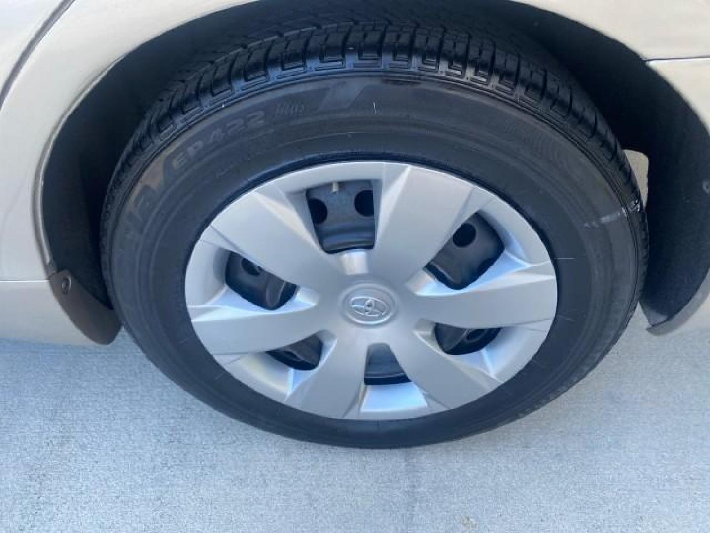 2007 Desert Sand Mica /Bisque Toyota Camry LE LOW MILES 44,042 1 OWNER (4T1BE46K77U) with an 2.4L DOHC MPFI VVT-i 16-Valve 4-Cyl Engine engine, Automatic transmission, located at 4701 North Dixie Hwy, Pompano Beach, FL, 33064, (954) 422-2889, 26.240938, -80.123474 - OUR WEBPAGE FLORIDACARS1.COM HAS OVER 100 PHOTOS AND FREE CARFAX LINK 2007 TOYOTA CAMRY LE VIN: 4T1BE46K77U636309 4 T 1 B E 4 6 K 7 7 U 6 3 6 3 0 9 SEDAN 4 DR 2.4L I4 F DOHC 16V GASOLINE 31 MPG FRONT WHEEL DRIVE Features ABS Brakes Air Conditioning AM/FM Stereo Automatic Transmission Auxiliary Audio - Photo#78