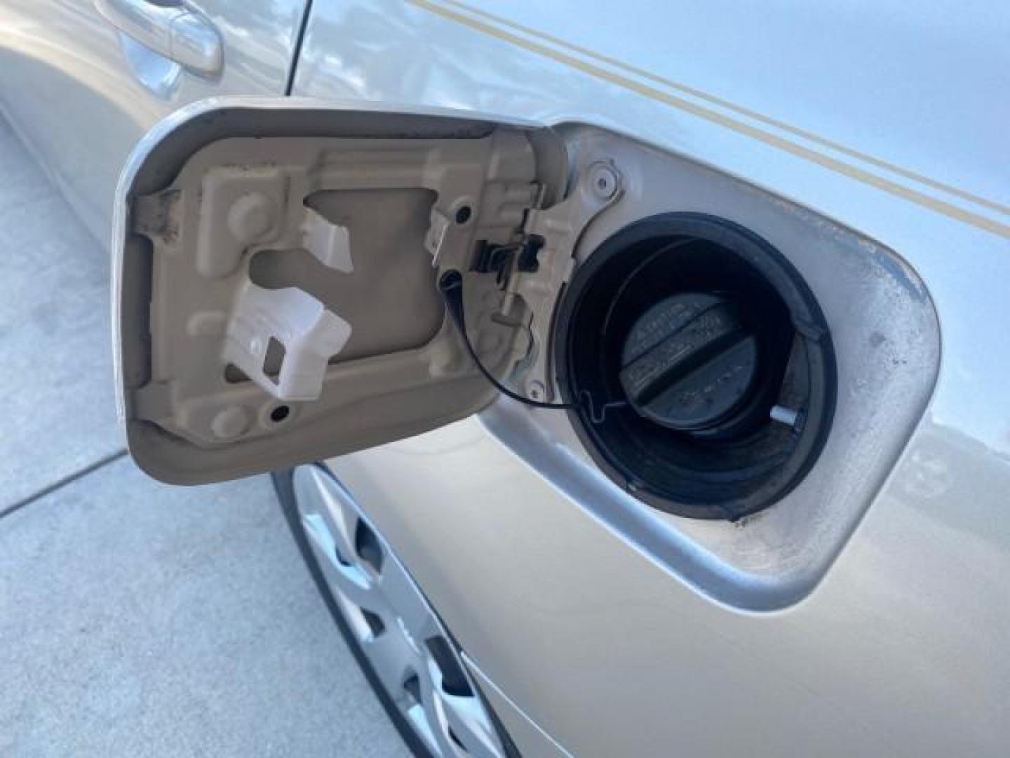 2007 Desert Sand Mica /Bisque Toyota Camry LE LOW MILES 44,042 1 OWNER (4T1BE46K77U) with an 2.4L DOHC MPFI VVT-i 16-Valve 4-Cyl Engine engine, Automatic transmission, located at 4701 North Dixie Hwy, Pompano Beach, FL, 33064, (954) 422-2889, 26.240938, -80.123474 - OUR WEBPAGE FLORIDACARS1.COM HAS OVER 100 PHOTOS AND FREE CARFAX LINK 2007 TOYOTA CAMRY LE VIN: 4T1BE46K77U636309 4 T 1 B E 4 6 K 7 7 U 6 3 6 3 0 9 SEDAN 4 DR 2.4L I4 F DOHC 16V GASOLINE 31 MPG FRONT WHEEL DRIVE Features ABS Brakes Air Conditioning AM/FM Stereo Automatic Transmission Auxiliary Audio - Photo#81