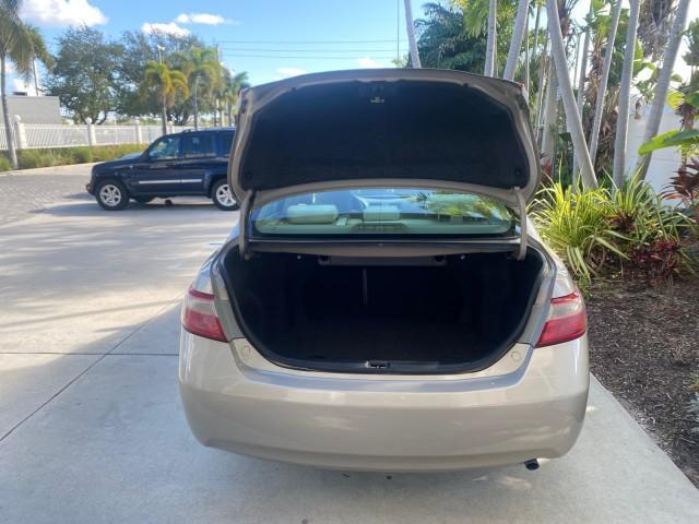 2007 Desert Sand Mica /Bisque Toyota Camry LE LOW MILES 44,042 1 OWNER (4T1BE46K77U) with an 2.4L DOHC MPFI VVT-i 16-Valve 4-Cyl Engine engine, Automatic transmission, located at 4701 North Dixie Hwy, Pompano Beach, FL, 33064, (954) 422-2889, 26.240938, -80.123474 - OUR WEBPAGE FLORIDACARS1.COM HAS OVER 100 PHOTOS AND FREE CARFAX LINK 2007 TOYOTA CAMRY LE VIN: 4T1BE46K77U636309 4 T 1 B E 4 6 K 7 7 U 6 3 6 3 0 9 SEDAN 4 DR 2.4L I4 F DOHC 16V GASOLINE 31 MPG FRONT WHEEL DRIVE Features ABS Brakes Air Conditioning AM/FM Stereo Automatic Transmission Auxiliary Audio - Photo#87