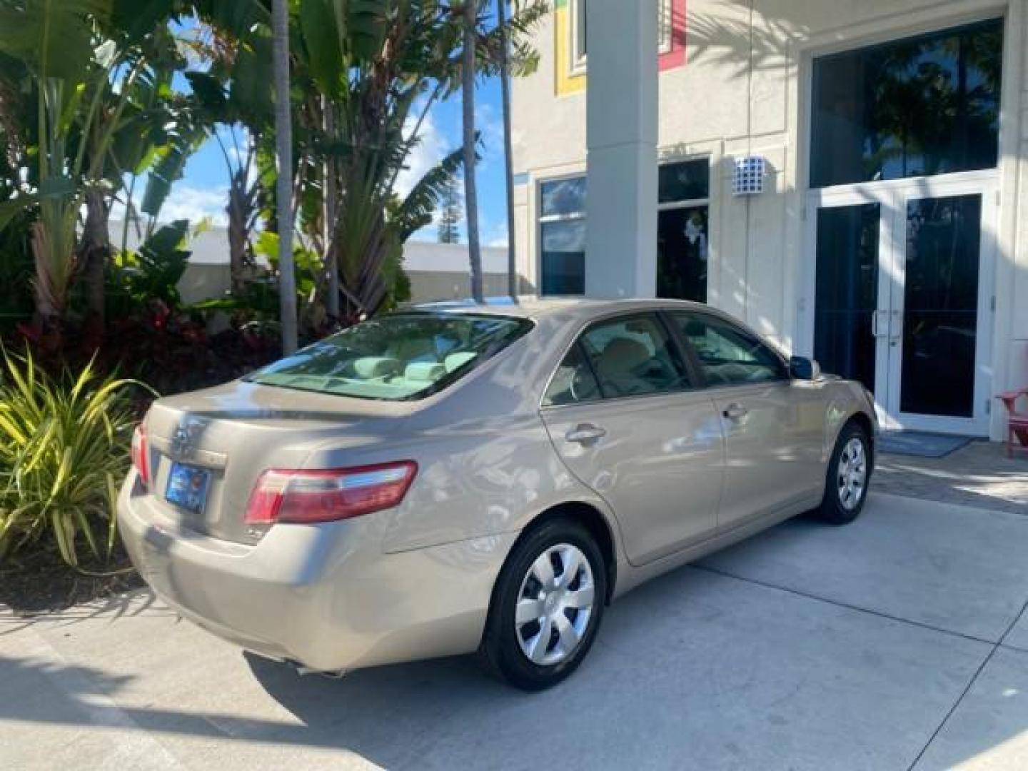 2007 Desert Sand Mica /Bisque Toyota Camry LE LOW MILES 44,042 1 OWNER (4T1BE46K77U) with an 2.4L DOHC MPFI VVT-i 16-Valve 4-Cyl Engine engine, Automatic transmission, located at 4701 North Dixie Hwy, Pompano Beach, FL, 33064, (954) 422-2889, 26.240938, -80.123474 - OUR WEBPAGE FLORIDACARS1.COM HAS OVER 100 PHOTOS AND FREE CARFAX LINK 2007 TOYOTA CAMRY LE VIN: 4T1BE46K77U636309 4 T 1 B E 4 6 K 7 7 U 6 3 6 3 0 9 SEDAN 4 DR 2.4L I4 F DOHC 16V GASOLINE 31 MPG FRONT WHEEL DRIVE Features ABS Brakes Air Conditioning AM/FM Stereo Automatic Transmission Auxiliary Audio - Photo#93