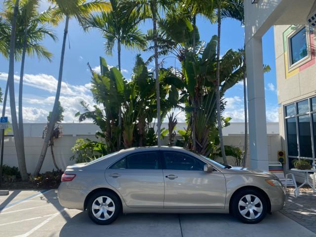 2007 Desert Sand Mica /Bisque Toyota Camry LE LOW MILES 44,042 1 OWNER (4T1BE46K77U) with an 2.4L DOHC MPFI VVT-i 16-Valve 4-Cyl Engine engine, Automatic transmission, located at 4701 North Dixie Hwy, Pompano Beach, FL, 33064, (954) 422-2889, 26.240938, -80.123474 - OUR WEBPAGE FLORIDACARS1.COM HAS OVER 100 PHOTOS AND FREE CARFAX LINK 2007 TOYOTA CAMRY LE VIN: 4T1BE46K77U636309 4 T 1 B E 4 6 K 7 7 U 6 3 6 3 0 9 SEDAN 4 DR 2.4L I4 F DOHC 16V GASOLINE 31 MPG FRONT WHEEL DRIVE Features ABS Brakes Air Conditioning AM/FM Stereo Automatic Transmission Auxiliary Audio - Photo#94