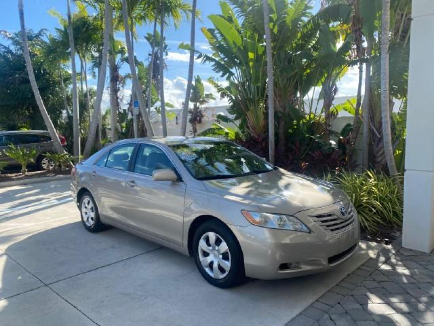 2007 Desert Sand Mica /Bisque Toyota Camry LE LOW MILES 44,042 1 OWNER (4T1BE46K77U) with an 2.4L DOHC MPFI VVT-i 16-Valve 4-Cyl Engine engine, Automatic transmission, located at 4701 North Dixie Hwy, Pompano Beach, FL, 33064, (954) 422-2889, 26.240938, -80.123474 - OUR WEBPAGE FLORIDACARS1.COM HAS OVER 100 PHOTOS AND FREE CARFAX LINK 2007 TOYOTA CAMRY LE VIN: 4T1BE46K77U636309 4 T 1 B E 4 6 K 7 7 U 6 3 6 3 0 9 SEDAN 4 DR 2.4L I4 F DOHC 16V GASOLINE 31 MPG FRONT WHEEL DRIVE Features ABS Brakes Air Conditioning AM/FM Stereo Automatic Transmission Auxiliary Audio - Photo#96