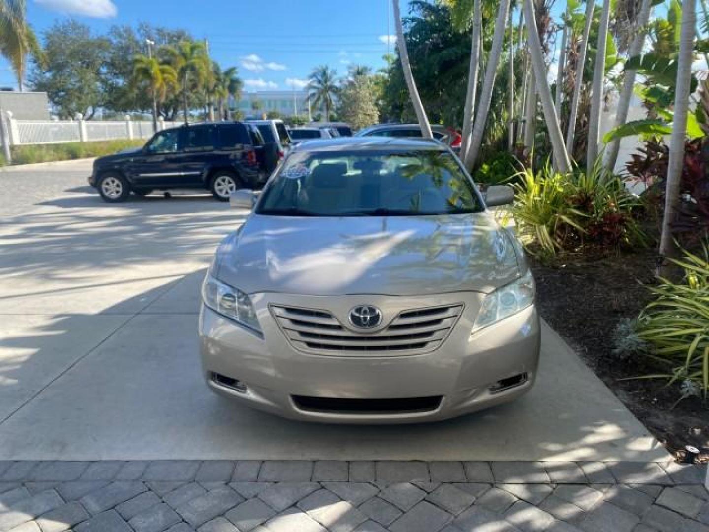 2007 Desert Sand Mica /Bisque Toyota Camry LE LOW MILES 44,042 1 OWNER (4T1BE46K77U) with an 2.4L DOHC MPFI VVT-i 16-Valve 4-Cyl Engine engine, Automatic transmission, located at 4701 North Dixie Hwy, Pompano Beach, FL, 33064, (954) 422-2889, 26.240938, -80.123474 - OUR WEBPAGE FLORIDACARS1.COM HAS OVER 100 PHOTOS AND FREE CARFAX LINK 2007 TOYOTA CAMRY LE VIN: 4T1BE46K77U636309 4 T 1 B E 4 6 K 7 7 U 6 3 6 3 0 9 SEDAN 4 DR 2.4L I4 F DOHC 16V GASOLINE 31 MPG FRONT WHEEL DRIVE Features ABS Brakes Air Conditioning AM/FM Stereo Automatic Transmission Auxiliary Audio - Photo#97