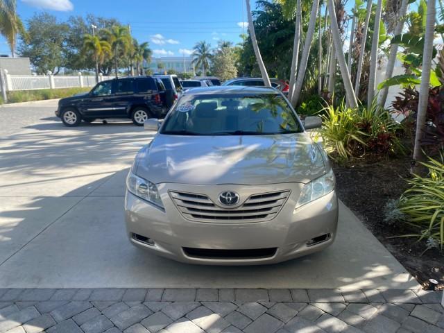 2007 Desert Sand Mica /Bisque Toyota Camry LE LOW MILES 44,042 1 OWNER (4T1BE46K77U) with an 2.4L DOHC MPFI VVT-i 16-Valve 4-Cyl Engine engine, Automatic transmission, located at 4701 North Dixie Hwy, Pompano Beach, FL, 33064, (954) 422-2889, 26.240938, -80.123474 - OUR WEBPAGE FLORIDACARS1.COM HAS OVER 100 PHOTOS AND FREE CARFAX LINK 2007 TOYOTA CAMRY LE VIN: 4T1BE46K77U636309 4 T 1 B E 4 6 K 7 7 U 6 3 6 3 0 9 SEDAN 4 DR 2.4L I4 F DOHC 16V GASOLINE 31 MPG FRONT WHEEL DRIVE Features ABS Brakes Air Conditioning AM/FM Stereo Automatic Transmission Auxiliary Audio - Photo#97