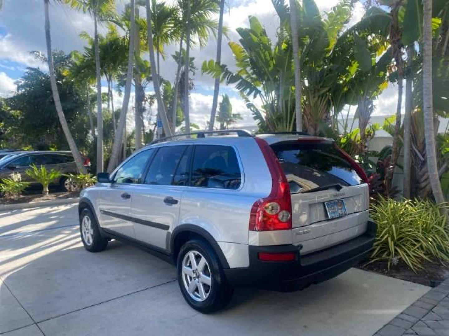 2006 Silver Metallic /Graphite Volvo XC90 SUV Turbo LOW MILES 55,260 1 OWNER FL (YV4CY592561) with an 2.5L Turbocharged I5 Engine engine, Automatic transmission, located at 4701 North Dixie Hwy, Pompano Beach, FL, 33064, (954) 422-2889, 26.240938, -80.123474 - OUR WEBPAGE FLORIDACARS1.COM HAS OVER 100 PHOTOS AND FREE CARFAX LINK 2006 VOLVO XC90 2.5T 1 OWNER FL SUNROOF LEATHER FULLY LOADED VIN: YV4CY592561248414 Y V 4 C Y 5 9 2 5 6 1 2 4 8 4 1 4 4 DOOR WAGON/SPORT UTILITY 2.5L I5 F GASOLINE 23 MPG FRONT WHEEL DRIVE Features ABS Brakes Air Conditioning Allo- Photo#5