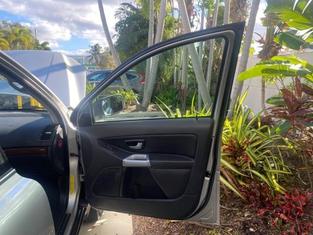 2006 Silver Metallic /Graphite Volvo XC90 SUV Turbo LOW MILES 55,260 1 OWNER FL (YV4CY592561) with an 2.5L Turbocharged I5 Engine engine, Automatic transmission, located at 4701 North Dixie Hwy, Pompano Beach, FL, 33064, (954) 422-2889, 26.240938, -80.123474 - OUR WEBPAGE FLORIDACARS1.COM HAS OVER 100 PHOTOS AND FREE CARFAX LINK 2006 VOLVO XC90 2.5T 1 OWNER FL SUNROOF LEATHER FULLY LOADED VIN: YV4CY592561248414 Y V 4 C Y 5 9 2 5 6 1 2 4 8 4 1 4 4 DOOR WAGON/SPORT UTILITY 2.5L I5 F GASOLINE 23 MPG FRONT WHEEL DRIVE Features ABS Brakes Air Conditioning Allo - Photo#11