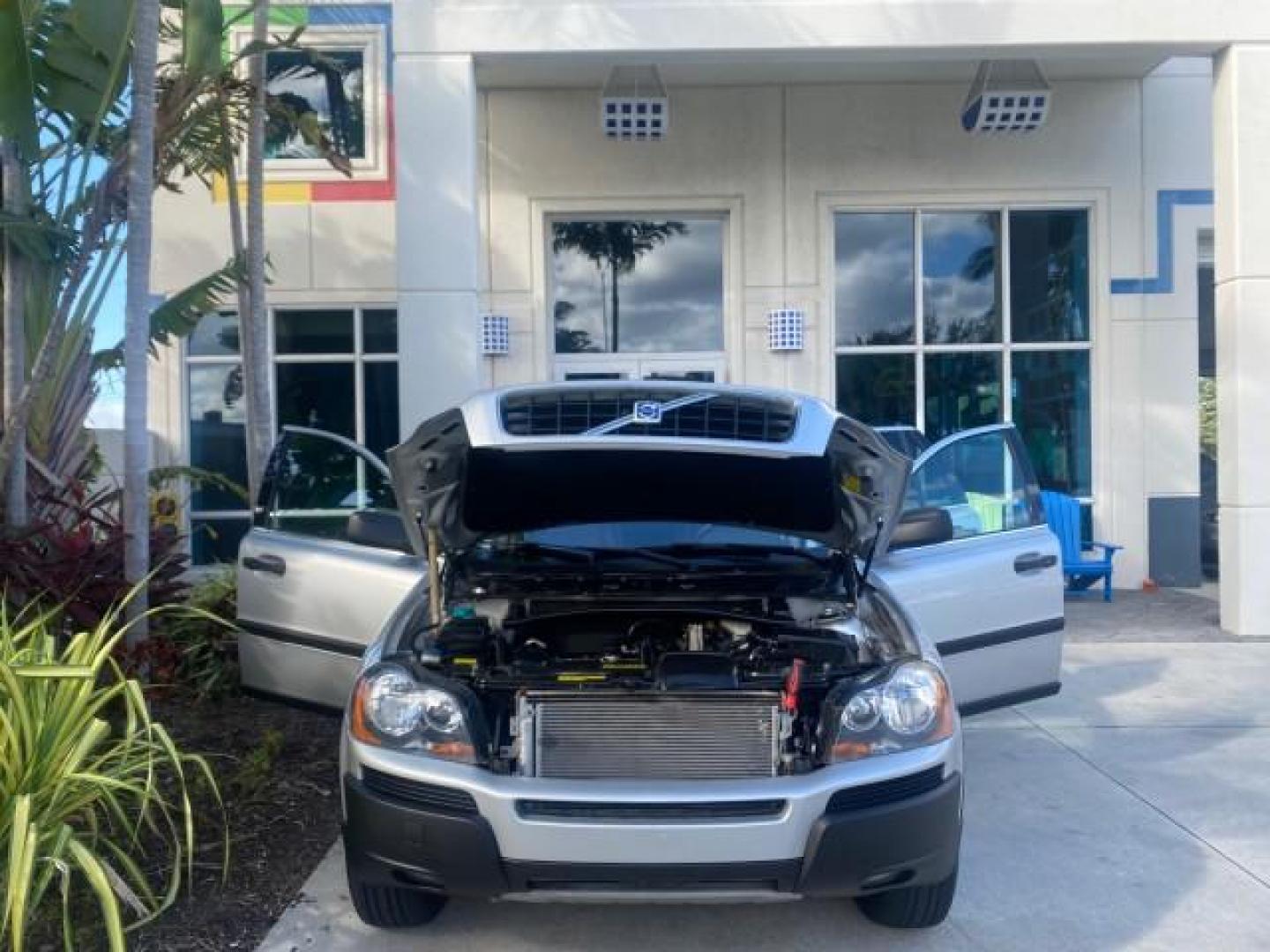 2006 Silver Metallic /Graphite Volvo XC90 SUV Turbo LOW MILES 55,260 1 OWNER FL (YV4CY592561) with an 2.5L Turbocharged I5 Engine engine, Automatic transmission, located at 4701 North Dixie Hwy, Pompano Beach, FL, 33064, (954) 422-2889, 26.240938, -80.123474 - OUR WEBPAGE FLORIDACARS1.COM HAS OVER 100 PHOTOS AND FREE CARFAX LINK 2006 VOLVO XC90 2.5T 1 OWNER FL SUNROOF LEATHER FULLY LOADED VIN: YV4CY592561248414 Y V 4 C Y 5 9 2 5 6 1 2 4 8 4 1 4 4 DOOR WAGON/SPORT UTILITY 2.5L I5 F GASOLINE 23 MPG FRONT WHEEL DRIVE Features ABS Brakes Air Conditioning Allo- Photo#17