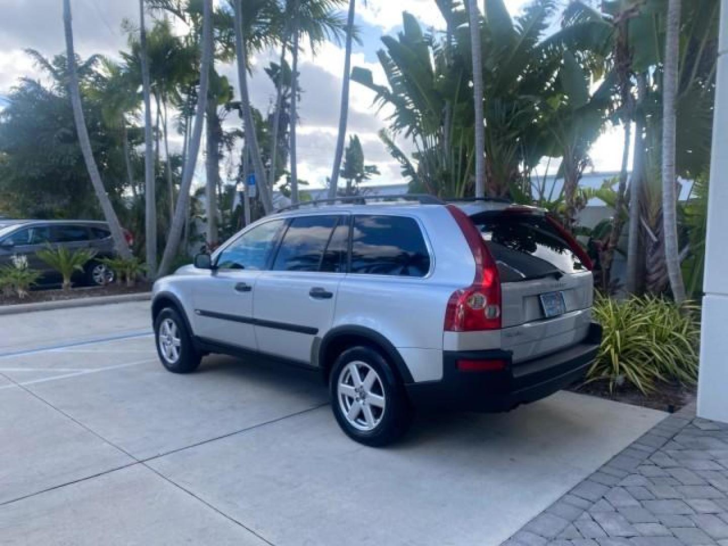 2006 Silver Metallic /Graphite Volvo XC90 SUV Turbo LOW MILES 55,260 1 OWNER FL (YV4CY592561) with an 2.5L Turbocharged I5 Engine engine, Automatic transmission, located at 4701 North Dixie Hwy, Pompano Beach, FL, 33064, (954) 422-2889, 26.240938, -80.123474 - OUR WEBPAGE FLORIDACARS1.COM HAS OVER 100 PHOTOS AND FREE CARFAX LINK 2006 VOLVO XC90 2.5T 1 OWNER FL SUNROOF LEATHER FULLY LOADED VIN: YV4CY592561248414 Y V 4 C Y 5 9 2 5 6 1 2 4 8 4 1 4 4 DOOR WAGON/SPORT UTILITY 2.5L I5 F GASOLINE 23 MPG FRONT WHEEL DRIVE Features ABS Brakes Air Conditioning Allo- Photo#32