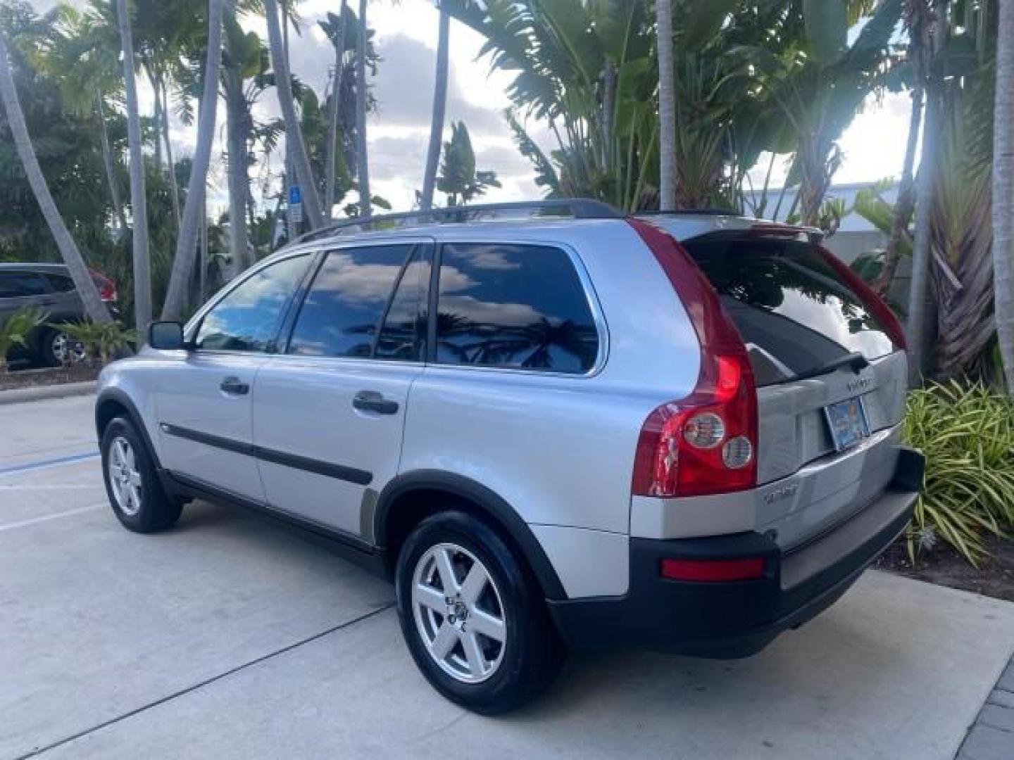 2006 Silver Metallic /Graphite Volvo XC90 SUV Turbo LOW MILES 55,260 1 OWNER FL (YV4CY592561) with an 2.5L Turbocharged I5 Engine engine, Automatic transmission, located at 4701 North Dixie Hwy, Pompano Beach, FL, 33064, (954) 422-2889, 26.240938, -80.123474 - OUR WEBPAGE FLORIDACARS1.COM HAS OVER 100 PHOTOS AND FREE CARFAX LINK 2006 VOLVO XC90 2.5T 1 OWNER FL SUNROOF LEATHER FULLY LOADED VIN: YV4CY592561248414 Y V 4 C Y 5 9 2 5 6 1 2 4 8 4 1 4 4 DOOR WAGON/SPORT UTILITY 2.5L I5 F GASOLINE 23 MPG FRONT WHEEL DRIVE Features ABS Brakes Air Conditioning Allo- Photo#33