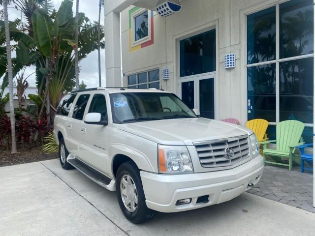 2003 White Diamond /Pewter Cadillac Escalade ESV 4WD/AWD (3GYFK66N23G) with an 6.0L Vortec 6000 High-Output V8 SFI Engine engine, Automatic transmission, located at 4701 North Dixie Hwy, Pompano Beach, FL, 33064, (954) 422-2889, 26.240938, -80.123474 - OUR WEBPAGE FLORIDACARS1.COM HAS OVER 100 PHOTOS AND FREE CARFAX LINK 2003 CADILLAC ESCALADE ESV VIN: 3GYFK66N23G235178 3 G Y F K 6 6 N 2 3 G 2 3 5 1 7 8 4 DOOR WAGON/SPORT UTILITY 6.0L V8 F GASOLINE 17 MPG ALL WHEEL DRIVE Features 4WD/AWD ABS Brakes Air Conditioning Alloy Wheels AM/FM Stereo Automa - Photo#1