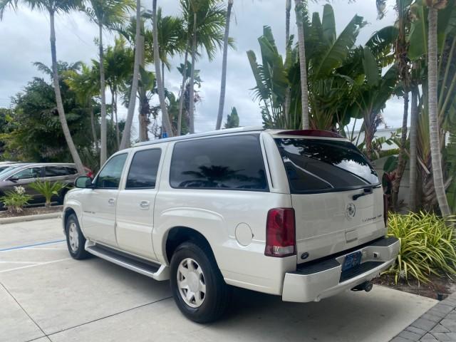 2003 White Diamond /Pewter Cadillac Escalade ESV 4WD/AWD (3GYFK66N23G) with an 6.0L Vortec 6000 High-Output V8 SFI Engine engine, Automatic transmission, located at 4701 North Dixie Hwy, Pompano Beach, FL, 33064, (954) 422-2889, 26.240938, -80.123474 - OUR WEBPAGE FLORIDACARS1.COM HAS OVER 100 PHOTOS AND FREE CARFAX LINK 2003 CADILLAC ESCALADE ESV VIN: 3GYFK66N23G235178 3 G Y F K 6 6 N 2 3 G 2 3 5 1 7 8 4 DOOR WAGON/SPORT UTILITY 6.0L V8 F GASOLINE 17 MPG ALL WHEEL DRIVE Features 4WD/AWD ABS Brakes Air Conditioning Alloy Wheels AM/FM Stereo Automa - Photo#5