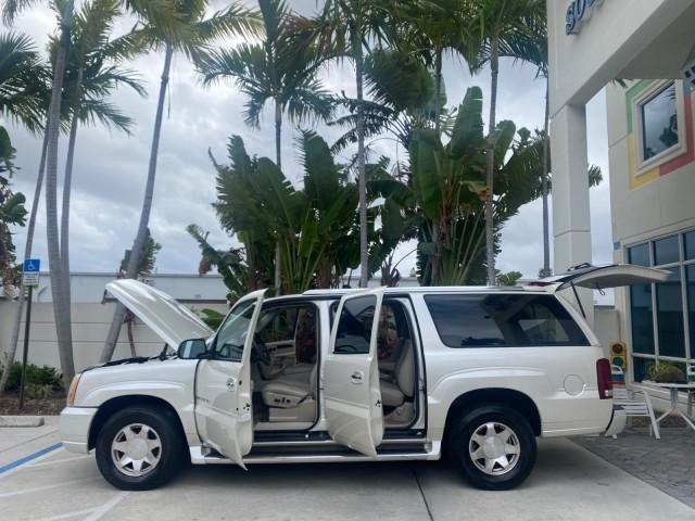 2003 White Diamond /Pewter Cadillac Escalade ESV 4WD/AWD (3GYFK66N23G) with an 6.0L Vortec 6000 High-Output V8 SFI Engine engine, Automatic transmission, located at 4701 North Dixie Hwy, Pompano Beach, FL, 33064, (954) 422-2889, 26.240938, -80.123474 - OUR WEBPAGE FLORIDACARS1.COM HAS OVER 100 PHOTOS AND FREE CARFAX LINK 2003 CADILLAC ESCALADE ESV VIN: 3GYFK66N23G235178 3 G Y F K 6 6 N 2 3 G 2 3 5 1 7 8 4 DOOR WAGON/SPORT UTILITY 6.0L V8 F GASOLINE 17 MPG ALL WHEEL DRIVE Features 4WD/AWD ABS Brakes Air Conditioning Alloy Wheels AM/FM Stereo Automa - Photo#8